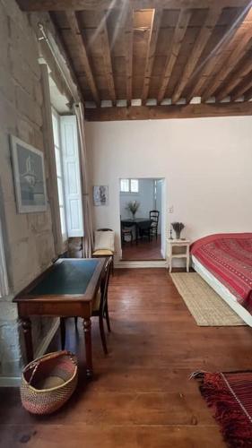 une chambre avec un lit et une table dans une pièce dans l'établissement Petit Palais: Palais des Papes, à Avignon