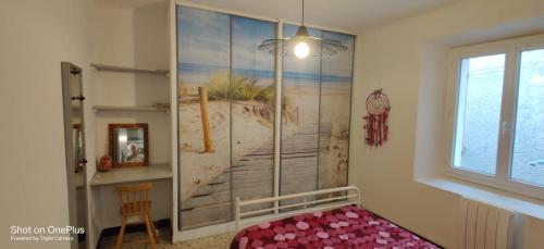 une chambre avec un grand tableau sur le mur dans l'établissement Maison de village, au calme., à Camps-la-Source