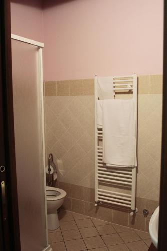 a bathroom with a toilet and towels on a towel rack at Agriturismo Vallesessanta in Grotte di Castro
