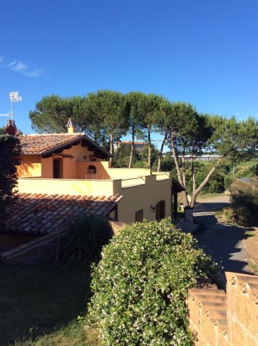 a house with a hedge in front of a building at Agriturismo Vallesessanta in Grotte di Castro