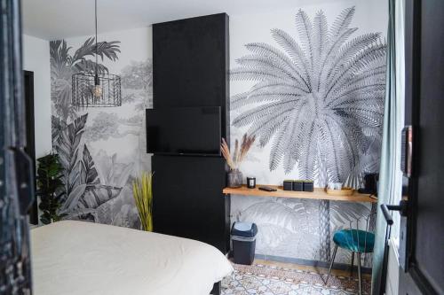 1 dormitorio con 1 cama y escritorio con un mural de plantas en Chambre avec SDB incroyable en plein centre-ville DINANT, en Dinant