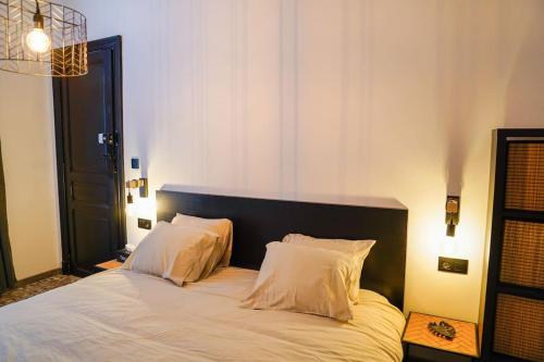 1 dormitorio con 1 cama con 2 almohadas en Chambre avec SDB incroyable en plein centre-ville DINANT, en Dinant