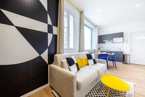 un salon avec un canapé et une table dans l'établissement Appartement cosy proche de la capitale, à Bagnolet