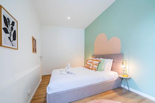 une petite chambre avec un lit et une table dans l'établissement Appartement cosy proche de la capitale, à Bagnolet