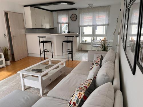 uma sala de estar com um sofá e uma mesa em moderne 2-Zimmer Wohnung in Rastatt em Rastatt