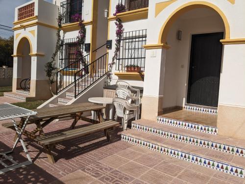 El Mirador, Villamartin, Refurbished,cot to hire, WIFI, pool, parking