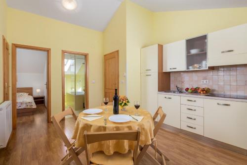 Kuchyňa alebo kuchynka v ubytovaní Pool Suite Glavotok at Krk Island - Happy Rentals