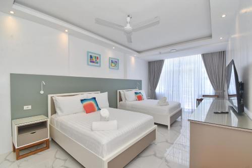 een hotelkamer met 2 bedden en een raam bij Bale Mi Boracay in Boracay