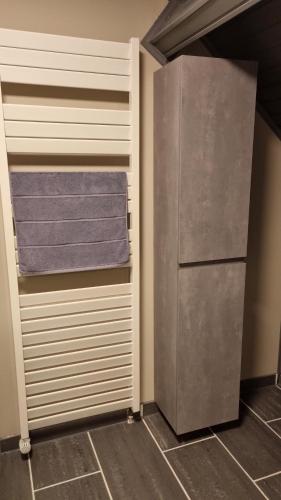 szafę z lodówką w pokoju w obiekcie MARINA w mieście Wolfsberg