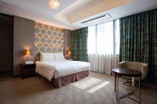 una camera d'albergo con letto, tavolo e finestra di Hotel Pharos a Seul