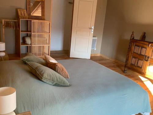 a large bed with pillows on it in a room at Gîte de groupe agritourisme 3 gîtes mitoyens 25 couchages Convivialité et intimité in Lingèvres