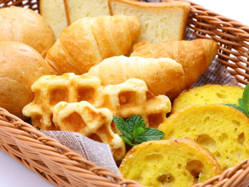 a basket filled with bread and crackers on a table at Dormy Inn Kawasaki Natural Hot Spring in Kawasaki