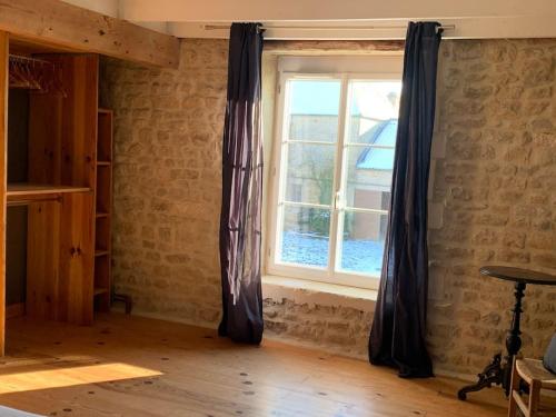 a room with a window and a wooden floor at Gîte de groupe agritourisme 3 gîtes mitoyens 25 couchages Convivialité et intimité in Lingèvres