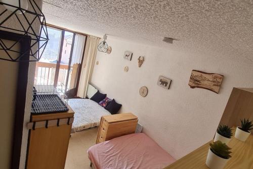 a bedroom with a bed and a desk with a desk at Appartement Lélex vue sur les pistes in Lélex