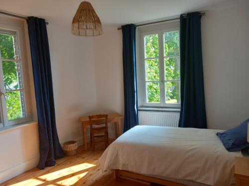 1 dormitorio con 1 cama y 2 ventanas en Le Briquet d'Artois en Domqueur