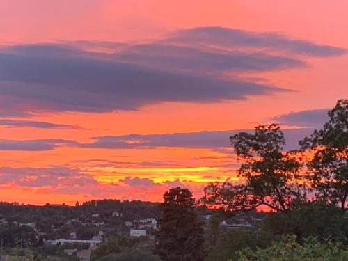 Photo de la galerie de l'établissement Villa avec piscine et jardin * Sommieres *, à Sommières