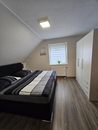 a bedroom with a bed and a window at Ferienwohnung Muggelig in Kiel