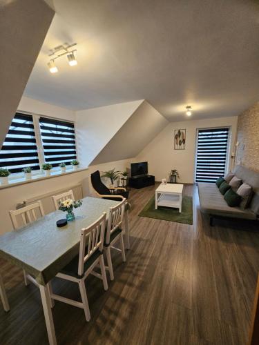 ein Wohnzimmer mit einem Tisch und einem Sofa in der Unterkunft Ferienwohnung Muggelig in Kiel
