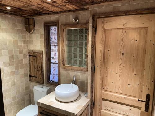 une salle de bain avec toilettes et lavabo dans l'établissement Résidence Necou - Superbe appartement pour 6 personnes MAE-4594, aux Menuires