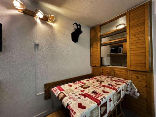 - une chambre avec un lit et un four micro-ondes dans l'établissement Résidence Chaviere - Appartement traversant pour 5 personnes MAE-4984, aux Menuires