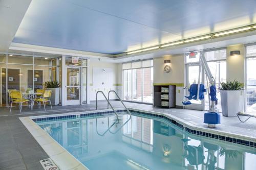 a large swimming pool in a building with a restaurant at Fairfield Inn & Suites by Marriott Rochester Mayo Clinic Area/Saint Marys in Rochester