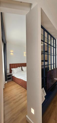 ティラナにあるTAM Serviced Apartment Mozart City Centerのベッドルーム(白いベッド1台、窓付)