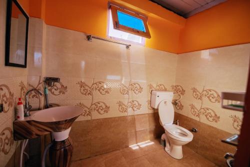 uma casa de banho com um WC e um lavatório em Suhaana Ghar em Sainj