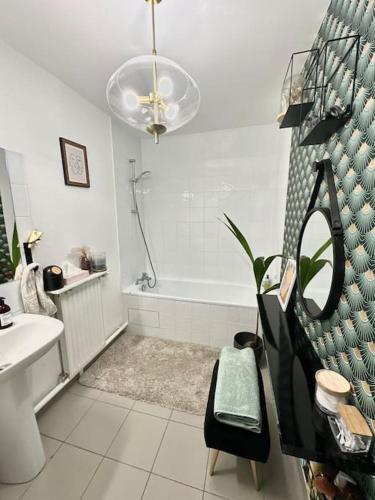 une salle de bain avec une baignoire, un lavabo et des toilettes dans l'établissement Appartement raffiné à 2min du RER A, à Nanterre