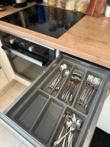 un tiroir dans une cuisine avec des ustensiles. dans l'établissement Appartement raffiné à 2min du RER A, à Nanterre