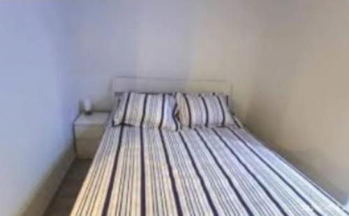 un par de camas en una habitación pequeña en BELMAYNE APARTMENTS, en Dublín