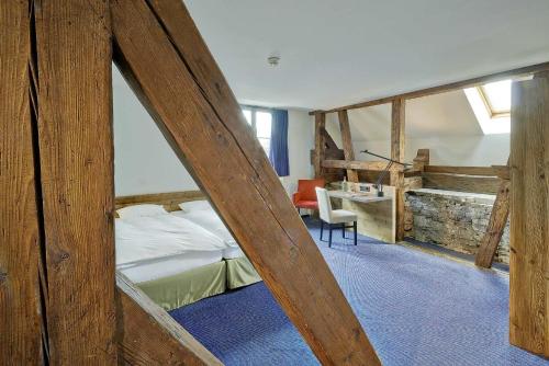 Llit o llits en una habitació de Sorell Hotel Rüden