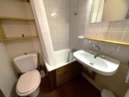 une petite salle de bain avec toilettes et lavabo dans l'établissement Résidence Trois Marches - Studio 2 pers aux pieds des pistes aux Menuires MAE-6154, aux Menuires