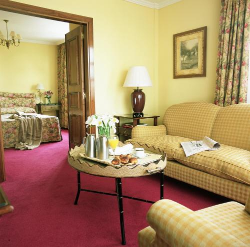 - un salon avec un canapé et une table dans l'établissement La Quinta de los Cedros, à Madrid