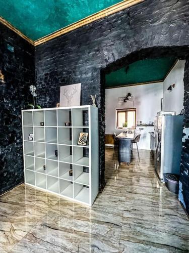 uma cozinha com um armário branco num quarto em cozy & charming apt. downtown em Timisoara