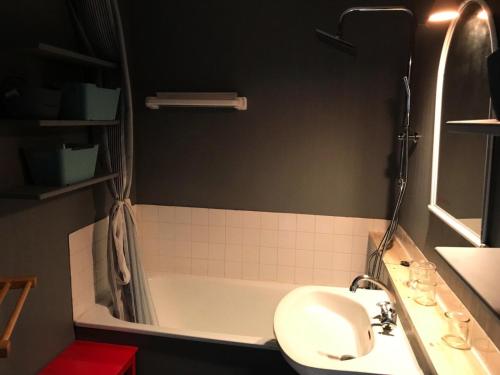 La salle de bains est pourvue d'un lavabo et d'une baignoire avec lavabo. dans l'établissement Résidence Loubatiere - Appartement 2 pièces + cabine pour 4/6 personnes MAE-9164, à Montgenèvre