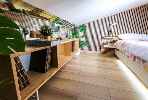 a bedroom with a bed and a desk at Flytosuite it con 35 Camere 3 Suite Delux in Calderara di Reno