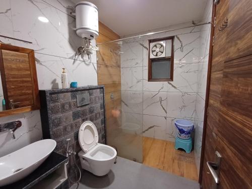 uma casa de banho com um WC e um lavatório em Ganges Stay-Beautiful One BHK Apartment em Rishikesh