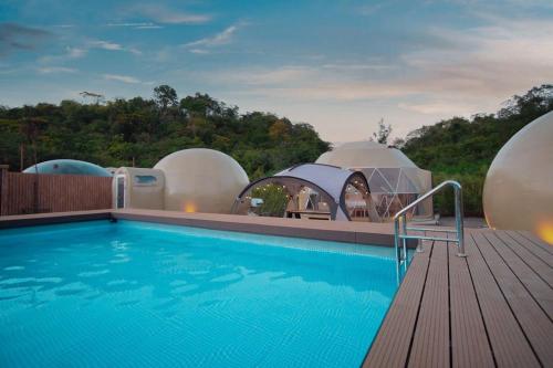 un hotel de lujo con cúpulas y una piscina en The X10 Glamping Pool Villa Khaoyai เขาใหญ่ - SHA Certified, en Pak Chong