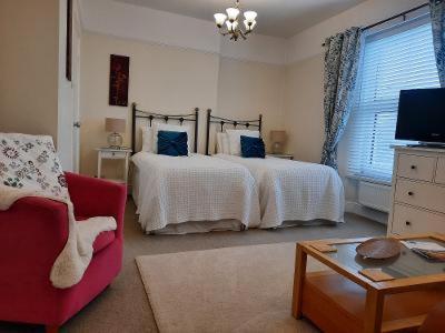 Un dormitorio con una cama con almohadas azules. en The Swallows B and B en Exmouth