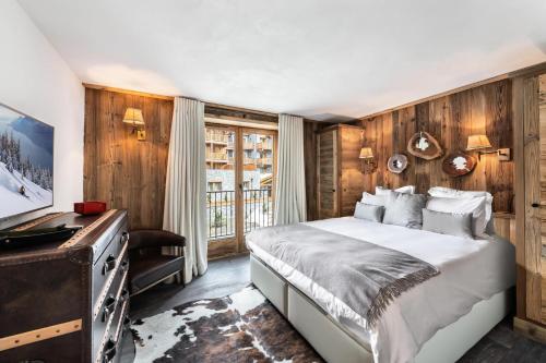 a bedroom with a large bed and a window at Résidence Grizzly - Pièces 544 in Val-d'Isère