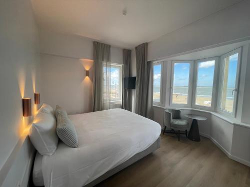 Кровать или кровати в номере Strandhotel De Haan