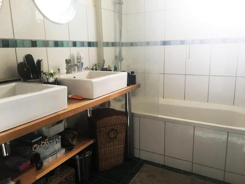 une salle de bain avec un lavabo et une baignoire dans l'établissement villa Lyon Collonges au mont d'or: Piscine/Bocuse, à Collonges-au-Mont-dʼOr