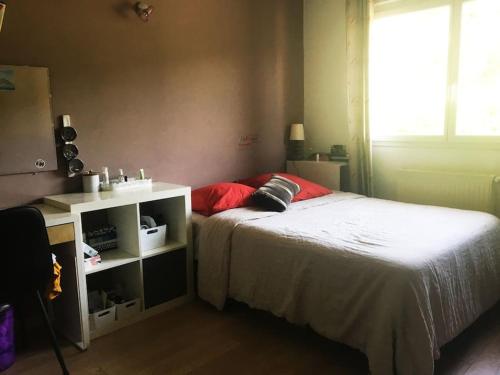 - une chambre avec un lit blanc et un lavabo dans l'établissement villa Lyon Collonges au mont d'or: Piscine/Bocuse, à Collonges-au-Mont-dʼOr