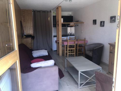 un petit salon avec un canapé et une table dans l'établissement Plein Sud 2106 - Studio balcon 4 pers, à Les Deux Alpes
