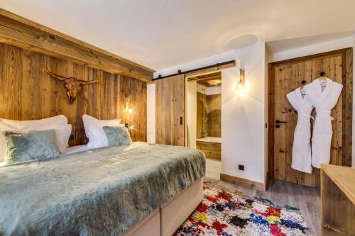 a bedroom with a bed in a room with wooden walls at Résidence Grizzly - 4 Pièces pour 6 Personnes 734 in Val-d'Isère