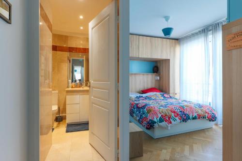 - une petite chambre avec un lit et une salle de bains dans l'établissement Bright and charming apartment - On Boulogne, à Boulogne-Billancourt