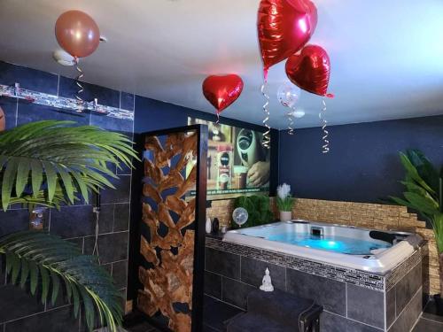 une baignoire jacuzzi dans une chambre avec ballons dans l'établissement Beauty spa loveroom, à Noeux-les-Mines
