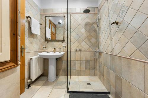 ein Badezimmer mit Waschbecken und Dusche in der Unterkunft A&M apartment Lefkada in Lefkada Town