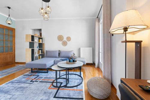 ein Wohnzimmer mit Sofa und Tisch in der Unterkunft A&M apartment Lefkada in Lefkada Town