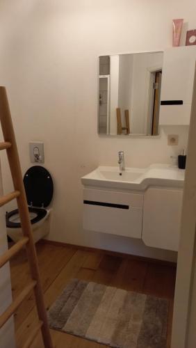 B&B Ferme1883 في Lierneux: حمام مع حوض أبيض ومرآة